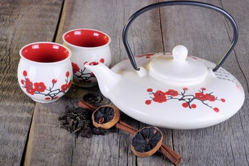 Plakaty  Chiński zestaw do herbaty na drewnianym stole