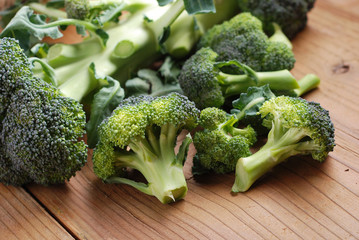 broccoli sul tavolo di legno