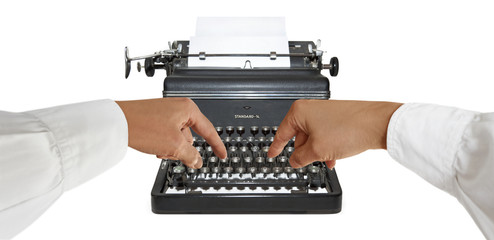 Mann tippt auf alter Schreibmaschine