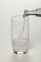 Mineralwasser beim Einschenken