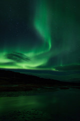 Fototapeta na wymiar Zorza polarna nad laguną w Islandii