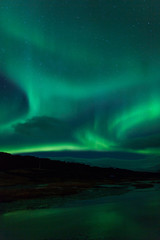 Fototapeta na wymiar Zorza polarna nad laguną w Islandii