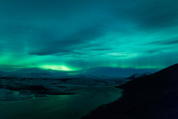 Obraz na płótnie Canvas Zorza polarna nad laguną w Islandii