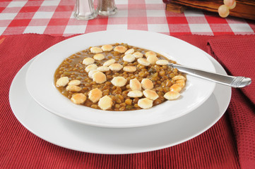 Lentil soup with saltine crackers