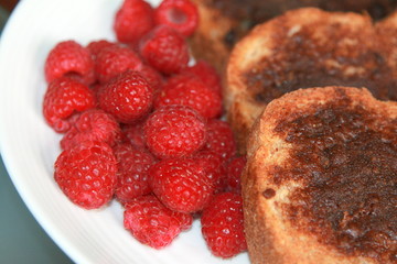 Cinnamon toast with raspberries