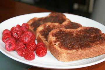 Cinnamon toast with raspberries