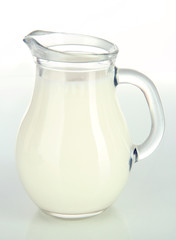 Obraz na płótnie Canvas Dzban mleka odizolowane na białym tle