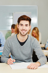 Student lernt im Seminar einer Uni