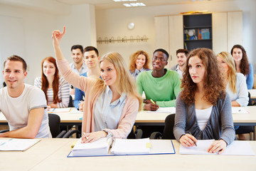 Schülerin hebt Hand in der Schule