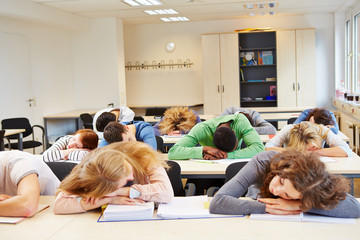 Viele Schüler schlafen im Unterricht
