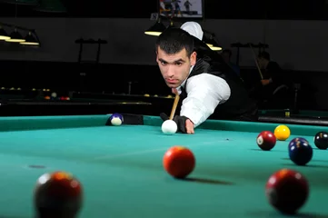 Foto op Plexiglas person playing snooker in a club © georgerudy
