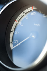 Tacho und Geschwindigkeit (Auto) Hochformat