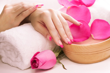 Obraz na płótnie Canvas Piękny manicure z pachnące płatki róż i ręcznik. Spa