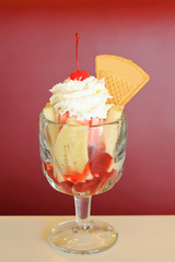 ice cream sundae, strawberry berry