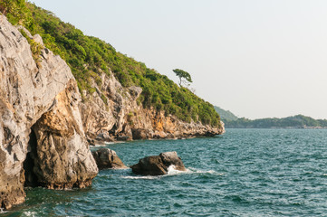 Fototapeta na wymiar sea and mountain on Sichang island , Thailand