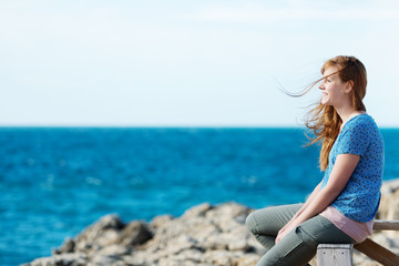 junge frau schaut auf das meer