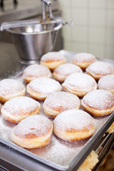 süße berliner in der backstube