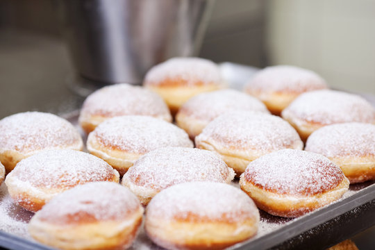 gef&uuml;llte krapfen auf dem backblech