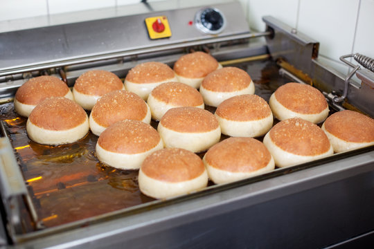 frittierte berliner in der backstube