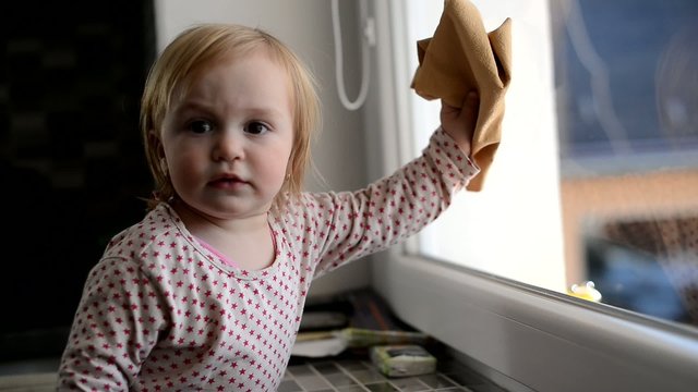 la jeune fille nettoyage la fen&ecirc;tre