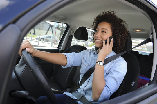 Téléphone au volant-Voiture-Femme-Circulation-Infraction