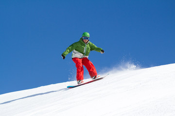 Fototapeta na wymiar Snowboarder czerwony i zielony