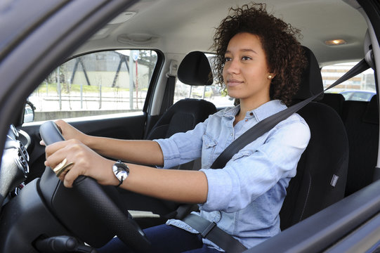 Jeune femme conduisant une voiture
