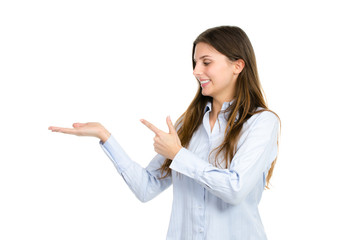 junge frau zeigt auf ihre leere handfläche