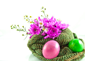 Fototapeta na wymiar Fioletowy kwiat i jaj na białym tle