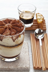Herrengedeck aus Tiramisu, Espresso und Cantuccini