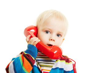 Kind telefoniert mit rotem Telefonhörer