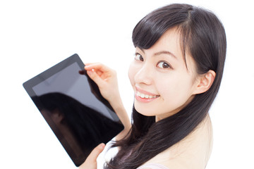 タブレットPCを使う女性