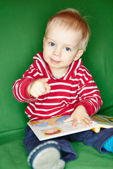 Junge schaut Bilderbuch an