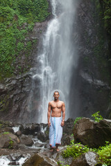 Fototapeta na wymiar Przystojny mężczyzna w wodospadzie