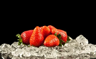 Crédence de cuisine en verre imprimé Rouge, noir, blanc fraise sur fond noir. fraises avec des glaçons dessus
