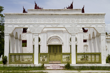 edificio bianco nel palazzo reale di mandalay