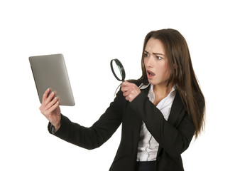 Geschäftsfrau mit tablet pc und Lupe