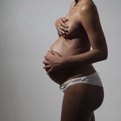 giovane donna di colore incinta