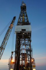 Fototapeta na wymiar Jack Up wiertnica (Oil Drilling Rig) z żurawiem Podczas Tw