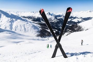 Unfall auf der Skipiste mit gekreuzten Skiern