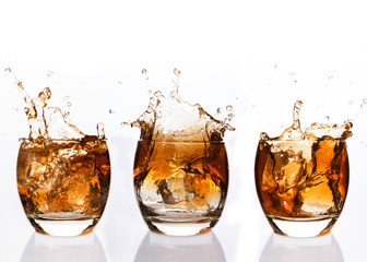 Serial arrangement of whiskey splashing in tumbler