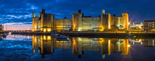 Fototapeta na wymiar Caernarfon Castle at Night