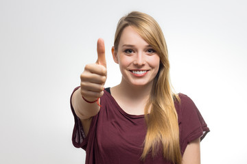 Blonde macht Däumchen