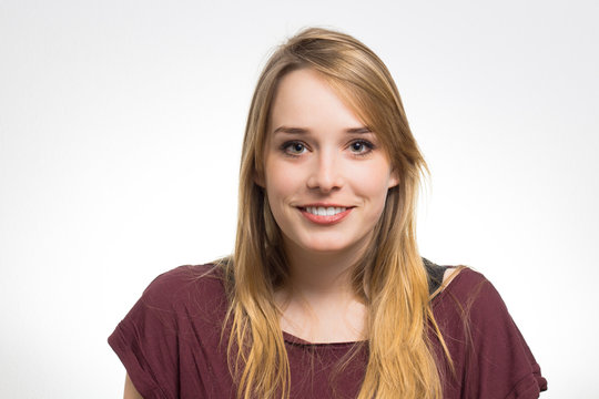Junge Blondine von vorn