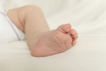 Beine und nackte Füße mit Zehen von einem Baby