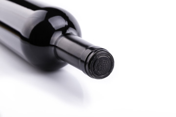 botella de vino sobre fondo blanco
