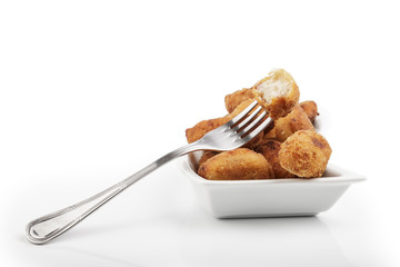 croquetas caseras sobre fondo blanco
