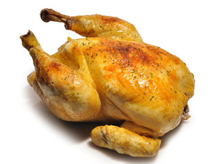 Pollo asado sobre fondo blanco.
