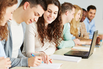 Schüler lernen gemeinsam in Schule