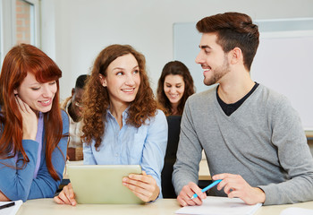 Fototapeta premium Schüler mit Tablet PC im Unterricht